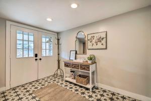 Fotografie z fotogalerie ubytování Spacious Layton Retreat with Private Hot Tub! v destinaci Layton