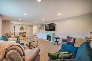 sala de estar con sofá azul y chimenea en Spacious Layton Retreat with Private Hot Tub! en Layton