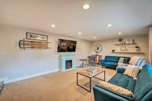 Fotografie z fotogalerie ubytování Spacious Layton Retreat with Private Hot Tub! v destinaci Layton