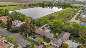 z góry widok na dom i jezioro w obiekcie The Cottage Farm w mieście Stellenbosch