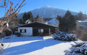 een huis in de sneeuw met een berg op de achtergrond bij Haus Fink in Innsbruck