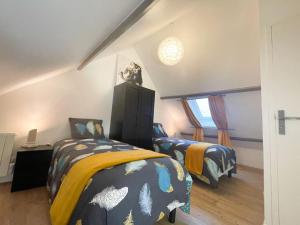 1 Schlafzimmer mit 2 Betten im Dachgeschoss in der Unterkunft Maison centre Les Pieux*Wifi*OXO in Les Pieux