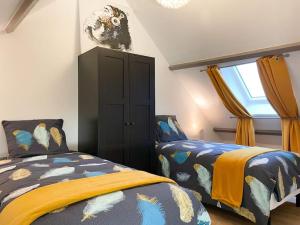 a bedroom with two beds and a window at Maison centre Les Pieux*Wifi*OXO in Les Pieux