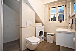 ein Badezimmer mit einem WC, einem Waschbecken und einer Waschmaschine in der Unterkunft Villa Daky in Split