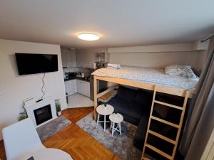 Habitación pequeña con litera y cocina en Studio Apartman Luka, en Zagreb