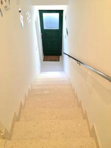 eine Treppe mit einer grünen Tür und einer grünen Treppe in der Unterkunft Villa Daky in Split