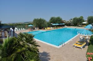 Bazén v ubytování Hotel Bel Sit nebo v jeho okolí