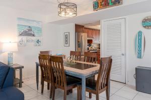 Una cocina y un comedor con mesa y sillas. en 5 Star 30 Steps from Beach l 3m Walk to Rest & Shops, en Clearwater Beach 14 fotos más