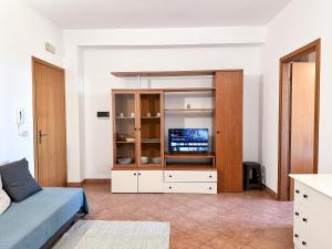 uma sala de estar com uma cama e uma televisão em Calauriia Apartments Marzamemi em Marzamemi