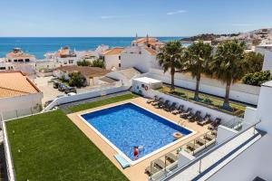 an overhead view of a swimming pool on a building at Praia Mar by OCvillas in Albufeira