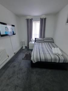 - une chambre avec un lit et une fenêtre dans l'établissement River View Two Bed Room Luxury Apartment, à Thamesmead