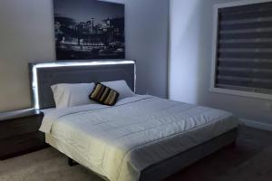 Voodi või voodid majutusasutuse Comfortable and Spacious 5 Bedroom House with AC and a Spice Kitchen toas
