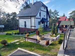 Um jardim no exterior de Apartmani Borova Iglica Divčibare