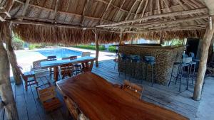 un restaurante al aire libre con bar y piscina en Hotel Brisas De Neguanje, en Santa Marta