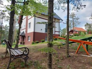 Um jardim no exterior de Apartmani Borova Iglica Divčibare
