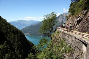 Un groupe de personnes debout sur un pont sur une montagne dans l'établissement Lake and Mountain Suits, à Verceia