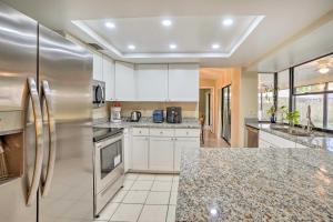 Fotografie z fotogalerie ubytování 3 Mi to Philippe Park and Pier Stunning Retreat v destinaci Safety Harbor