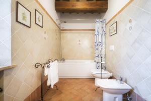 Koupelna v ubytování Casa Ora d'Oro - PANORAMIC VIEWS / POOL / PRIVATE GARDEN + 22 fotografií