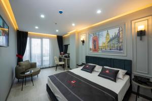 Intercity Airport Hotel في Arnavutköy: غرفة في الفندق مع سرير ومكتب