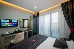 um quarto de hotel com uma cama e uma televisão em Intercity Airport Hotel em Arnavutköy