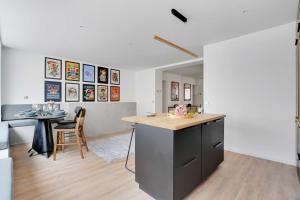 Zdjęcie z galerii obiektu Amazing Apartment 2BR6P - Sacré Coeur Montmartre w Paryżu +12 zdjęć
