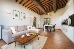 uma sala de estar com um sofá e uma mesa em Casa Ora d'Oro - PANORAMIC VIEWS / POOL / PRIVATE GARDEN em Trequanda
