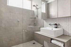 Gallery image of Condo Moments to Elwood Beach and Village in Melbourne +3 photos