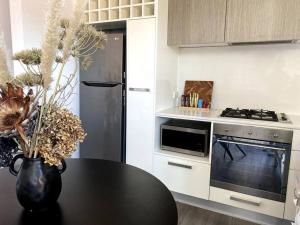 Nhà bếp/bếp nhỏ tại Condo Moments to Elwood Beach and Village