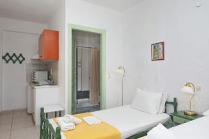 a small room with two beds and a kitchen at Pelagos in Stafylos