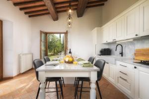 Η κουζίνα ή μικρή κουζίνα στο Casa Ora d'Oro - PANORAMIC VIEWS / POOL / PRIVATE GARDEN