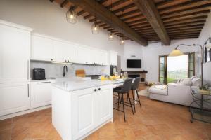 Η κουζίνα ή μικρή κουζίνα στο Casa Ora d'Oro - PANORAMIC VIEWS / POOL / PRIVATE GARDEN