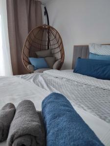 een slaapkamer met 2 bedden en handdoeken bij Gemütliches Studio mit Ausblick, Pool und WiFi in Baiersbronn