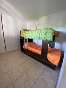 Una cama o camas cuchetas en una habitación  de CABAÑAS MZA RANCH