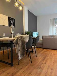 een woonkamer met een tafel en een bank bij AKK5 Großes Apartment mit Terrasse Nähe Hbf/Uni in Maagdenburg