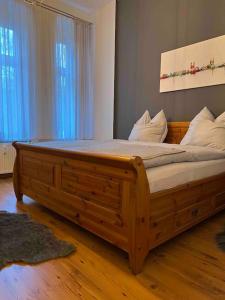 Llit o llits en una habitació de AKK5 Großes Apartment mit Terrasse Nähe Hbf/Uni