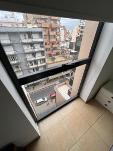 una ventana en un edificio con vistas a la ciudad en Castel Di Lucio 6 - Pleno centro Cba - en Córdoba