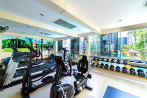 un gimnasio con cintas de correr y máquinas elípticas en First Hua Hin - Ji Ya, en Hua Hin