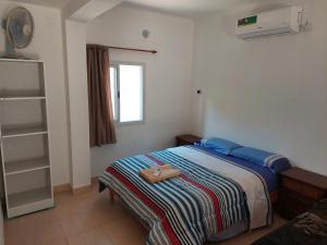 Un dormitorio con una cama con una bandeja encima. en DEPARTAMENTO CON COCHERA ( COMPLEJO FRENCH ), en La Rioja