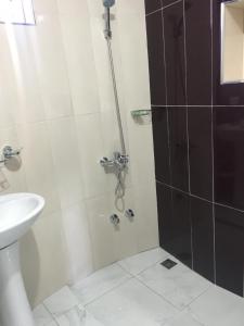 y baño con ducha, lavabo y aseo. en Casa helena, en Portela