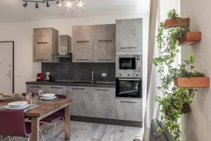 kuchnia z drewnianym stołem i jadalnią w obiekcie MilanRentals - Altea Apartment w Mediolanie
