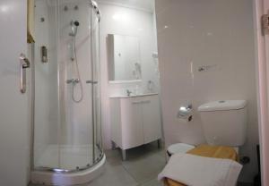 マラガにあるLagunillas St.のシャワーとトイレ付きの白いバスルーム +88枚の写真