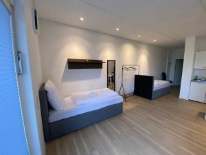un soggiorno con letto e specchio di Apartment mit vier Einzelboxspringbetten - Netflix a Goch