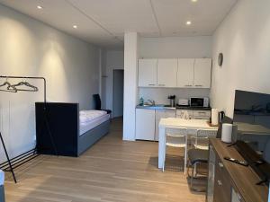 una camera con cucina e soggiorno di Apartment mit vier Einzelboxspringbetten - Netflix a Goch