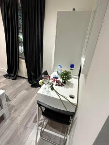 Habitación con mesa y espejo. en Lovely Studio Apartment in London, en Londres