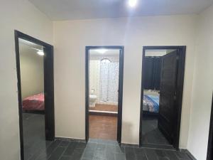 Habitación con 2 espejos y 1 dormitorio. en POUSADA VISTA CHINESA, en Río de Janeiro