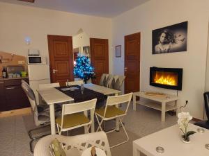 uma cozinha e sala de estar com uma árvore de Natal na sala de estar em Dunakanyar, Szentendrei sziget Szamóca Vendégház Horány télen nyáron em Szigetmonostor
