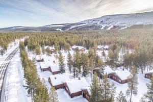 an aerial view of a resort in the snow at Chalet cheminee sauna PAS DE DRAP PAS DE SERVIETTE MENAGE COMPRIS in Sirkka