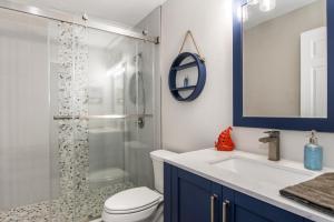 Et badeværelse på Lake Escape + 15 billeder