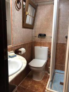 Baño pequeño con aseo y lavamanos en Apartamento Cervantes - Piedad Fernandez Fernandez Gestión de Inmuebles SL, en Béjar
