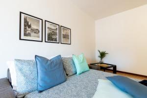 een woonkamer met een bank met blauwe kussens bij [BELLAGIO]Wonderful Apartment in Bellagio Center in Bellagio